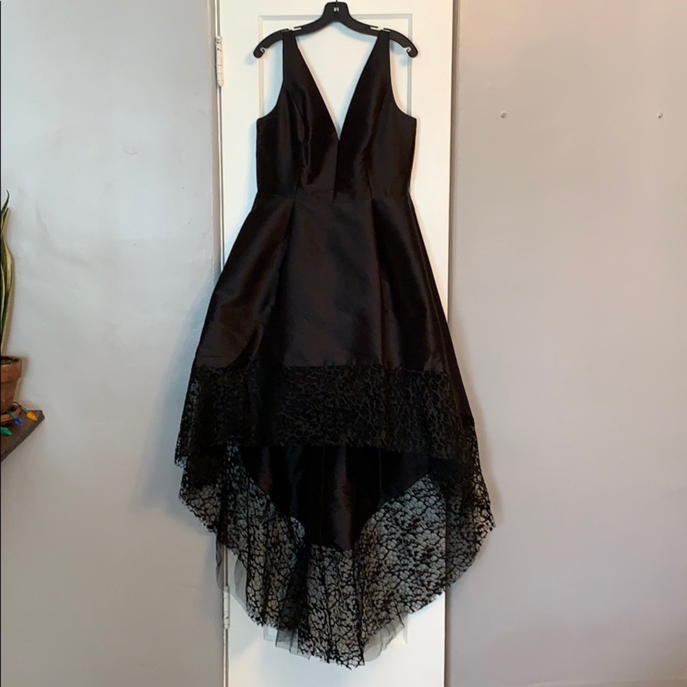 Monique Lhuillier gown.